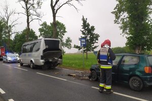 Miejsce zdarzenia drogowego w powiecie lidzbarskim, rozbite samochody i strażacy na drodze