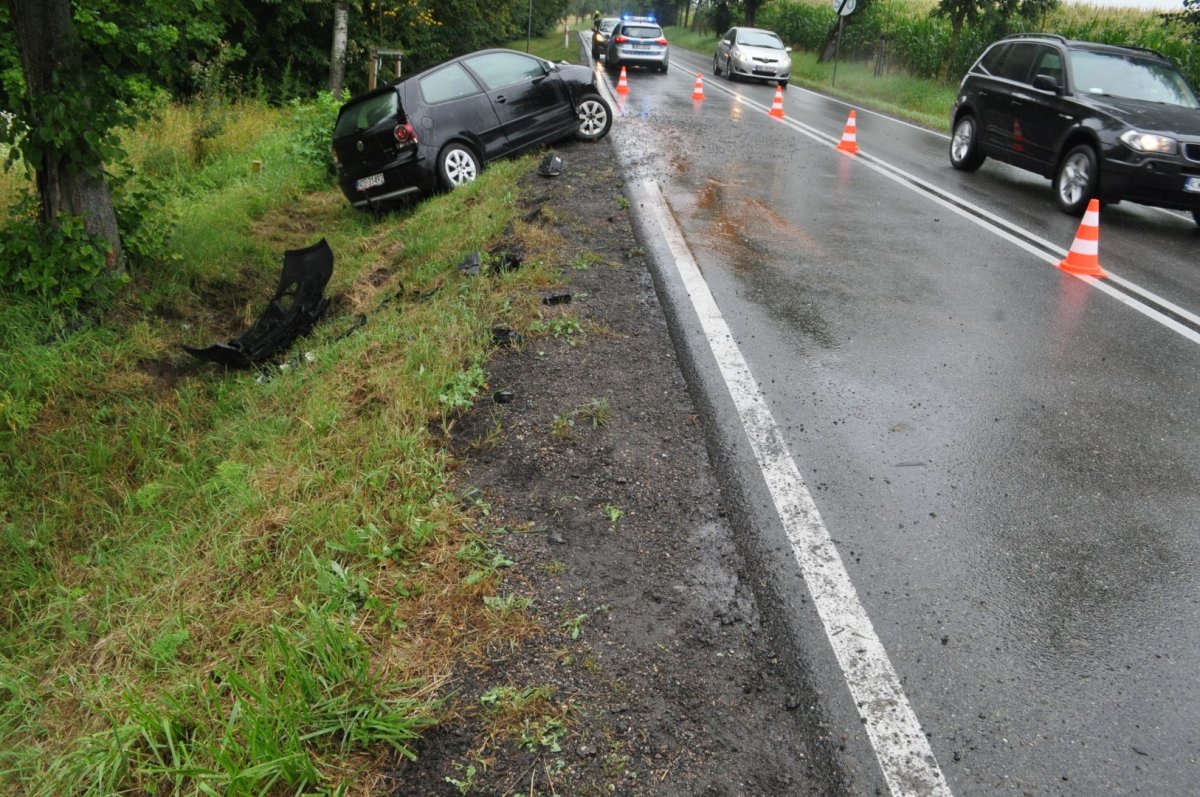 miejsce zdarzenia drogowego i służby pracujące na miejscu