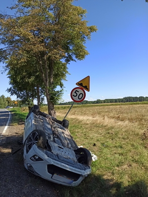 auto leżące na dachu