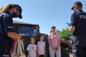 Policjanci wręczają nagrody laureatom kokursu