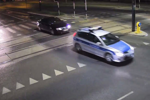 Zrzut ekranu z nagrania z przejazdu radiowozu ulicami miasta