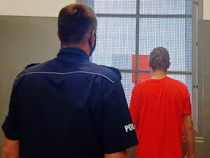 Policjant i zatrzymany mężczyzna