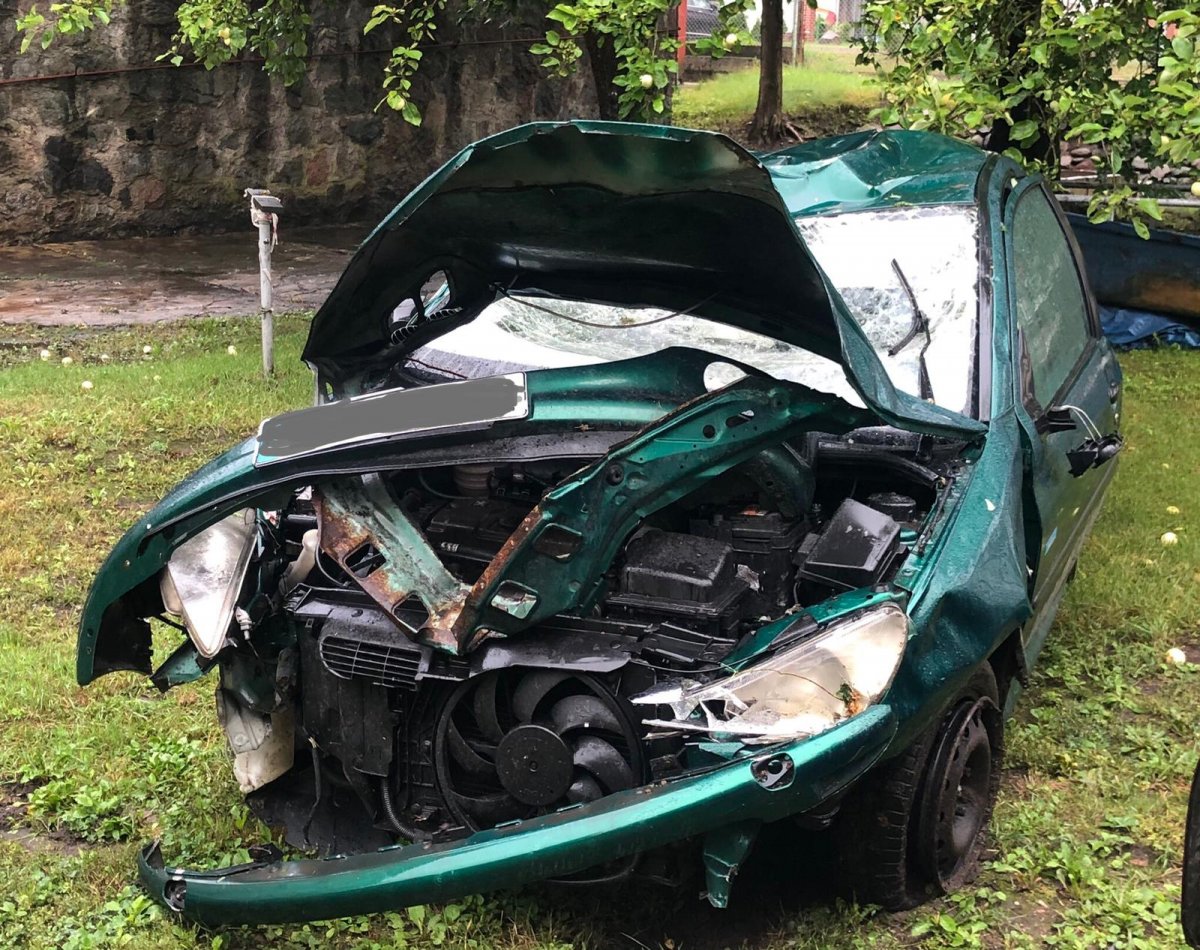 zniszczone auto w wypadku