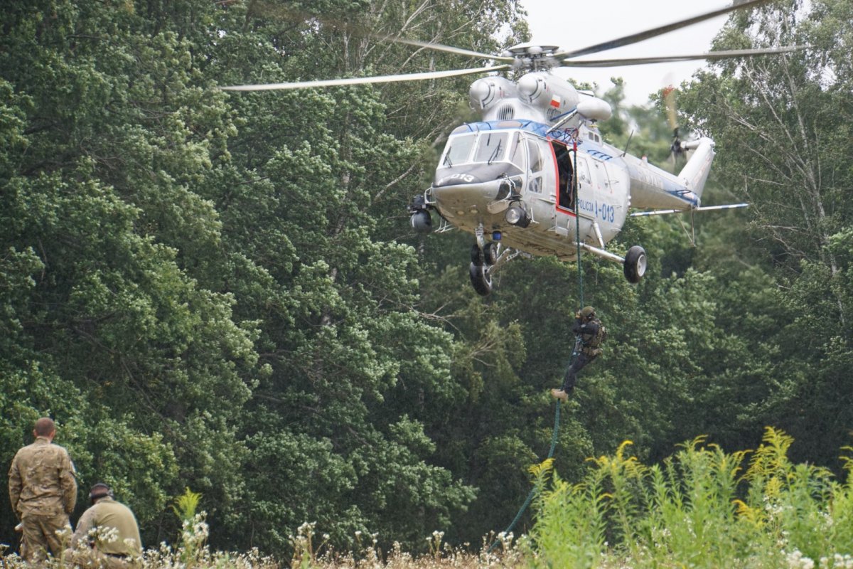 policyjni kontrterroryści podczas działań