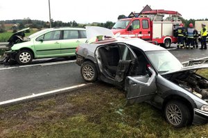 Miejsce zdarzenia drogowego w Leleszkach. Rozbite samochody na drodze