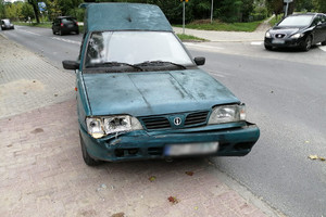 Uszkodzony w wyniku kolizji samochód