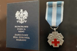 Ligitymacja i odznaka „Honorowy Dawca Krwi – Zasłużony dla Zdrowia Narodu”