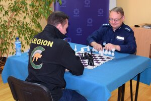 Pojedynek szachowy brytyjskiego żołnierza i ełckiego policjanta