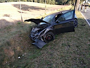 miejsce zdarzenia drogowego, uszkodzone auta