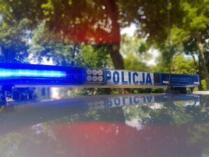 Dach radiowozu z włączonym sygnałem świetlnym