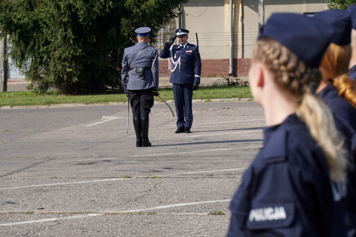 Uczestnicy uroczystego ślubowania nowo przyjętych policjantów. Nadinspektor Tomasz Klimek odbierający meldunek od Dowódcy uroczystości.