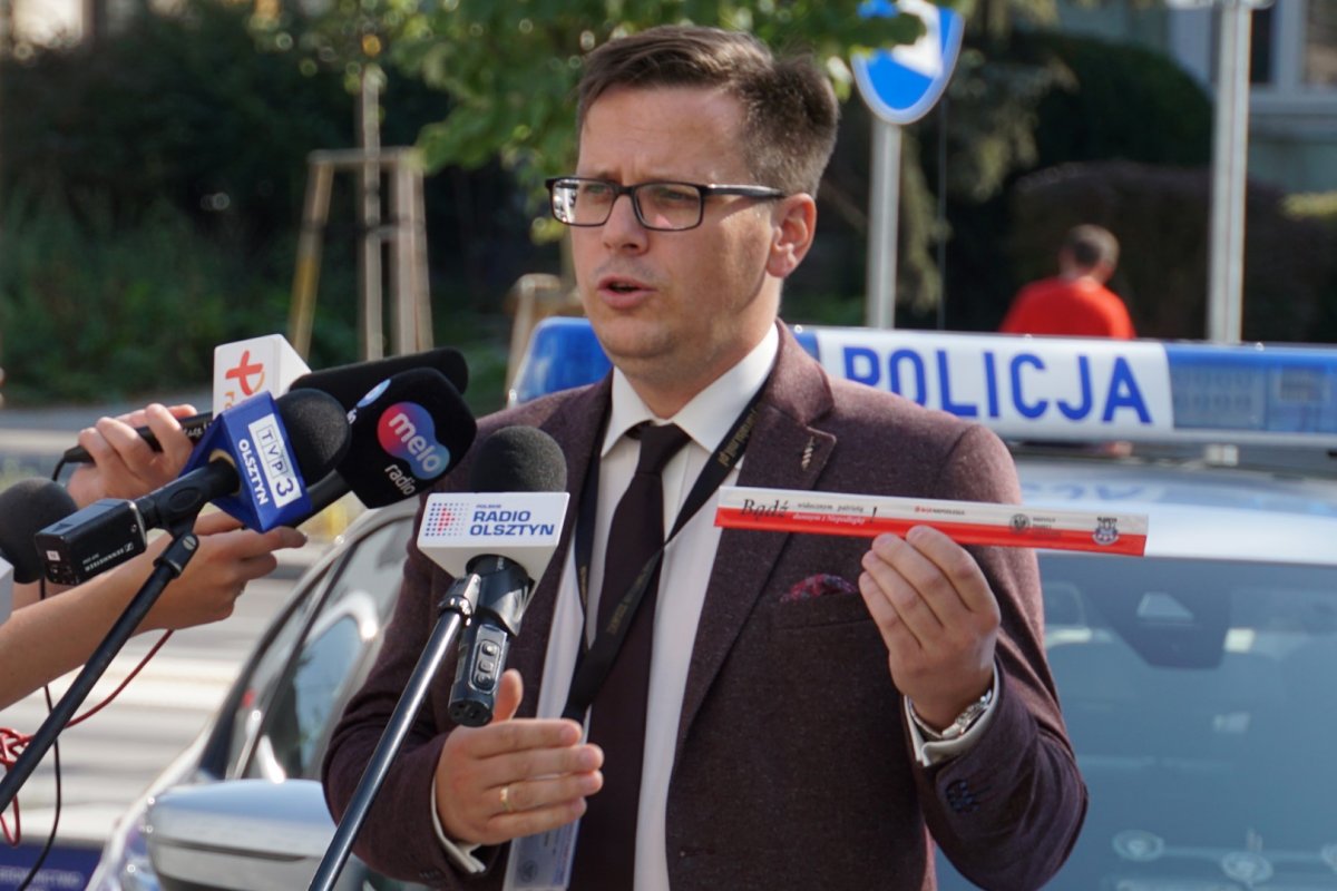 Przed mikrofonami mediów stoi Naczelnik Delegatury IPN w Olsztynie
