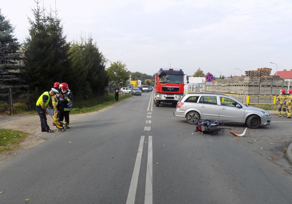 Zabezpieczenie miejsca zdarzenia przez policjantów i straż pożarną