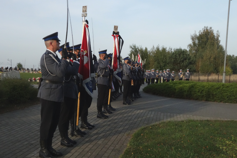 Kompania Reprezentacyjna KWP w Olsztynie podczas złożenia prochów w grobie