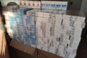 Na zdjęciu zabezpieczone paczki papierosów