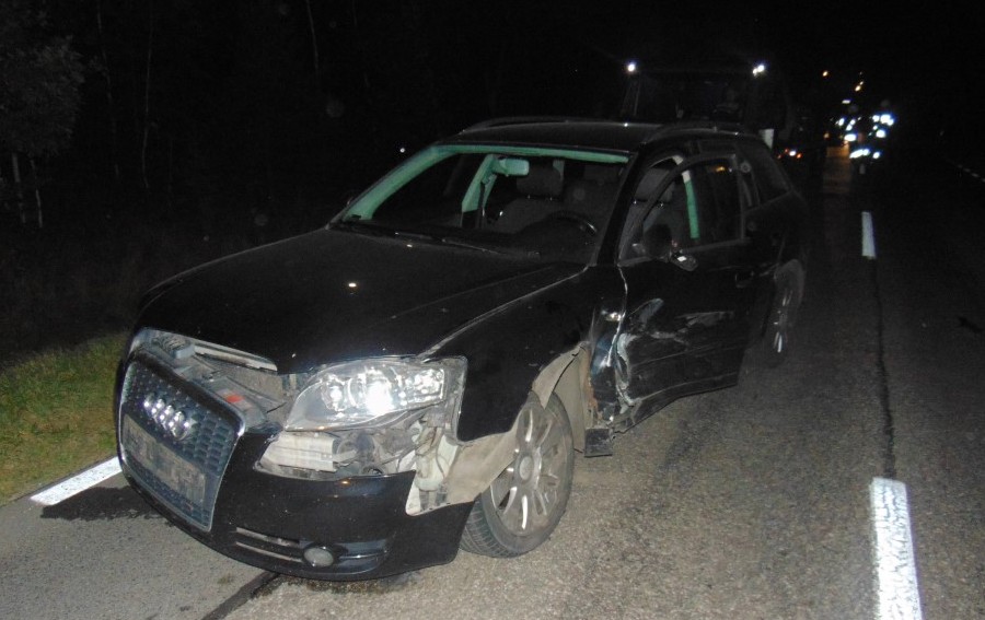 Na zdjęciu uszkodzony po kolizyjnie samochód osobowy w kolorze czarnym