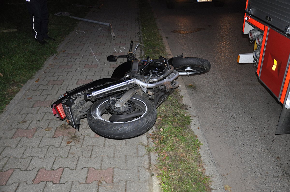 Na zdjęciu widać przewrócony i uszkodzony motocykl