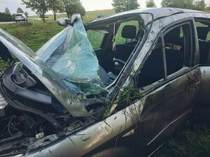 Na zdjęciu widać rozbite auto z uniesioną maską do góry