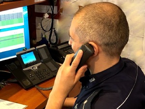 Oficer dyżurny rozmawia przez telefon