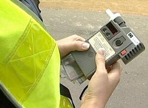 Alkosensor w rękach policjanta