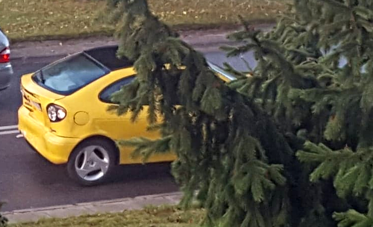 na zdjęciu widać uszkodzony pojazd w kolorze żółtym