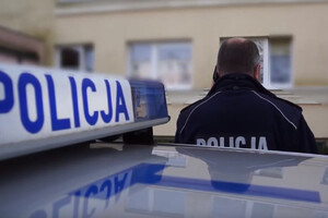 Policjant za radiowozem