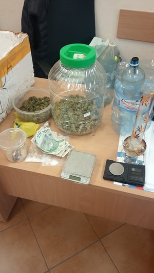 zabezpieczone narkotyki, pieniądze oraz przyrządy