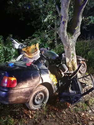 Rozbity samochód na drzewie