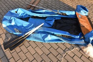 na zdjęciu widać niebieski ponton i dwa wiosła