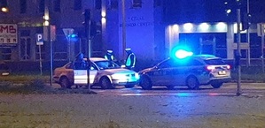 policjanci podczas kontroli drogowej