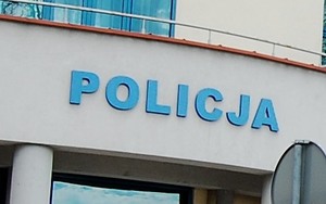 Na budynku niebieski napis Policja