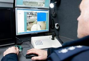 Policjant przeglądający obraz monitoringu