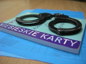 Niebieska karta i kajdanki