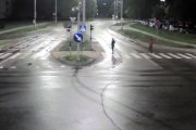 kadr z monitoringu, droga z przejściem dla pieszych i osobami na nim