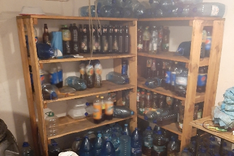 Zabezpieczony nielegalny alkohol w butelkach na półkach