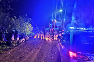 Strażacy i policjanci na miejscu zdarzenia drogowego