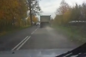 Ciężarówka z ładunkiem na drodze