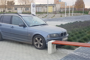 BMW stojące obok ławki, w którą uderzyło