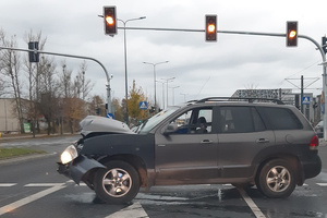 Uszkodzony samochód stojący na drodze