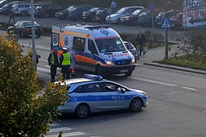 Policjanci i karetka pogotowia ratunkowego na miejscu potrącenia pieszego