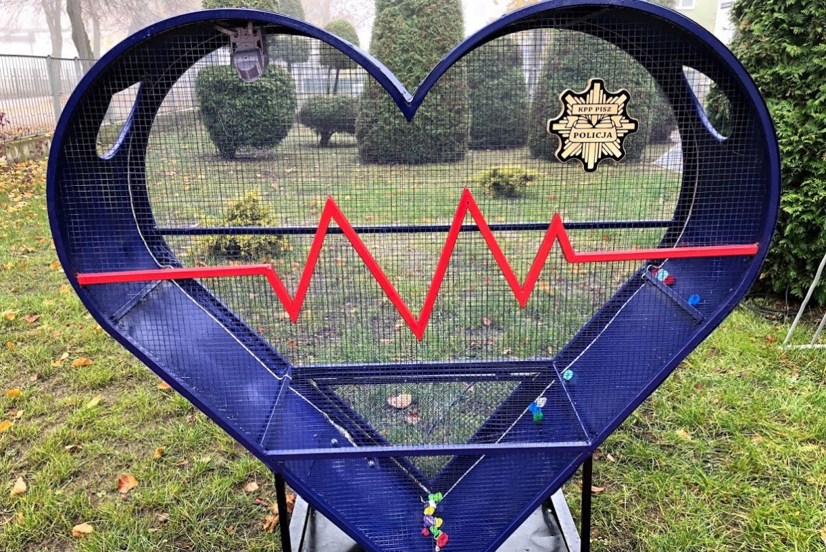 Pojemnik na nakrętki w kształcie serca, ustawiony przed KPP w Piszu