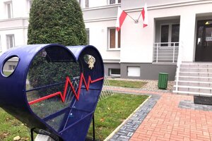 Pojemnik na nakrętki w kształcie serca, ustawiony przed KPP w Piszu