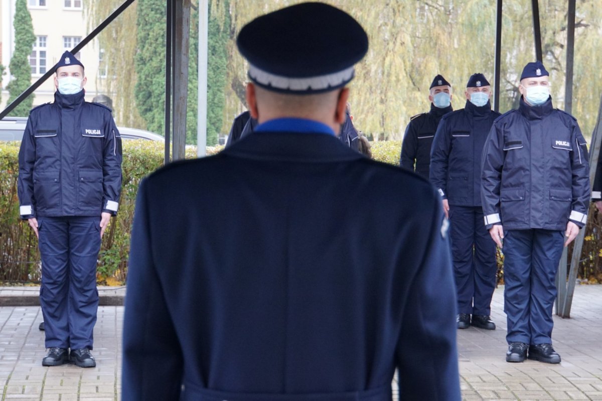 Ślubujący policjanci i Komendant Wojewódzki Policji w Olsztynie