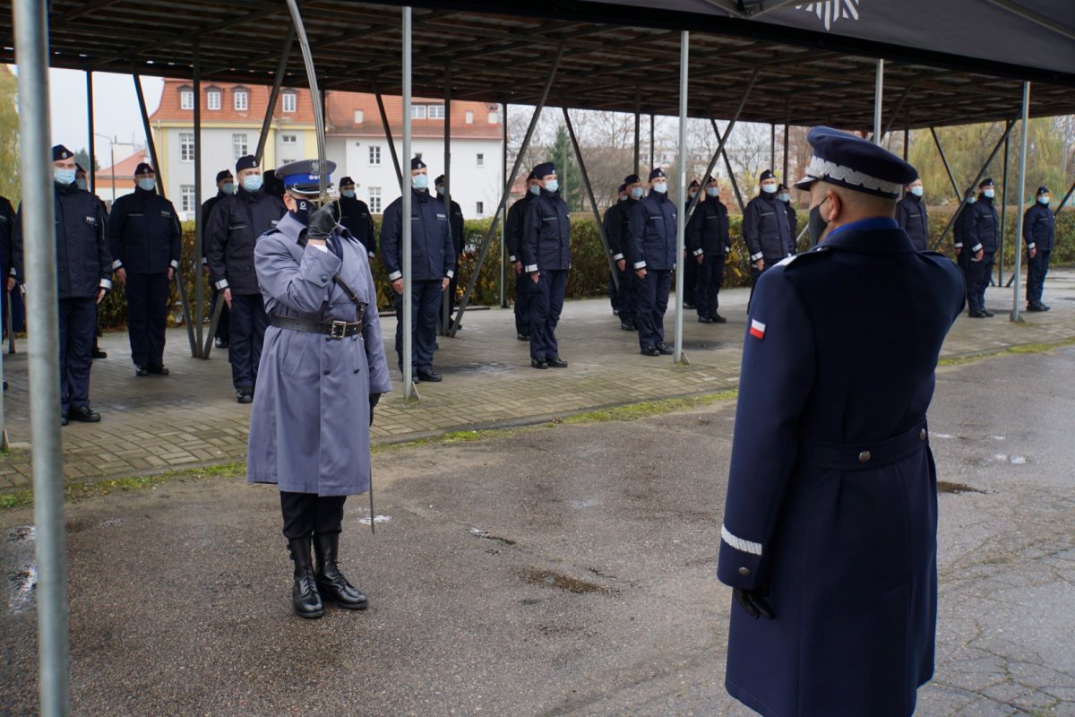 Dowódca uroczystości składa meldunek Komendantowi Wojewódzkiemu Policji w Olsztynie