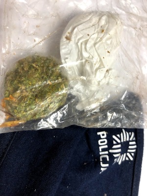 Woreczek z zieloną i białą zawartością obok napis policja