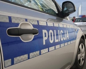 Na bocznych drzwiach radiowozu napis policja