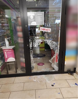 Rozbita szyba sklepu