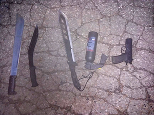 Przedmioty zabezpieczone od pseudokibiców (pistolet gazowy, trzy maczety, gaz pieprzowy)