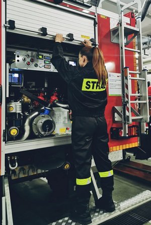 sierż. Lidia Podlecka przy wozie strażackim OSP
