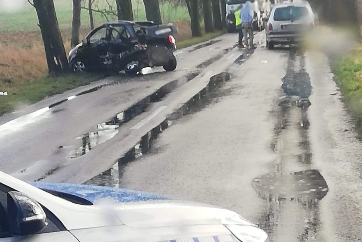 Miejsce zdarzenia drogowego w powiecie kętrzyńskim. Rozbity samochód stojący na drodze przy drzewie
